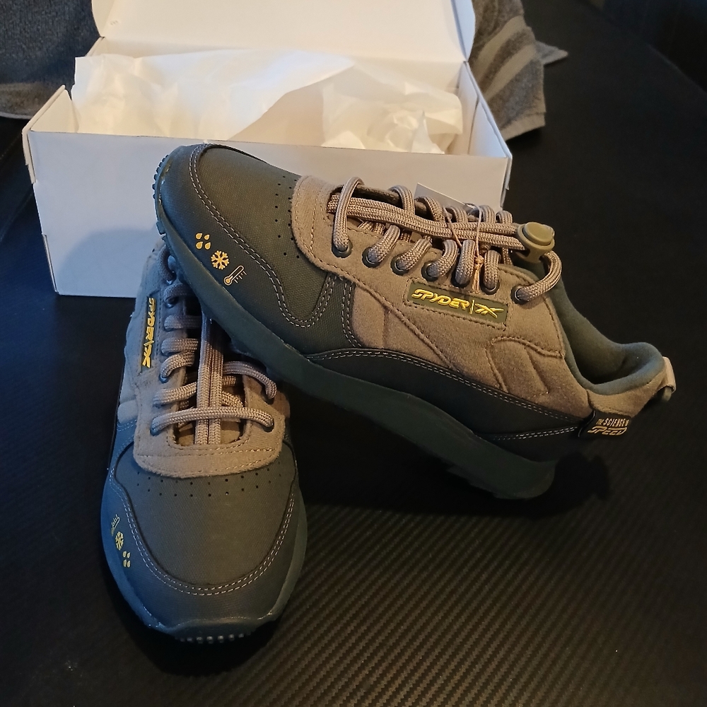 Reebok Spyder unisex, size 5.5, Tan and Gray Shoes